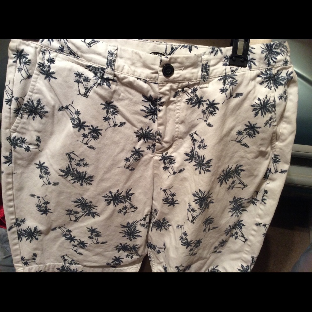 Men’s 34 old navy palm tree print shorts